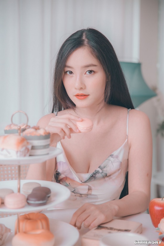 身材傲人喜欢撸猫 黑长直模特大姐姐在泰国教中文