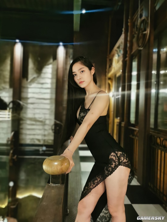 身材傲人喜欢撸猫 黑长直模特大姐姐在泰国教中文