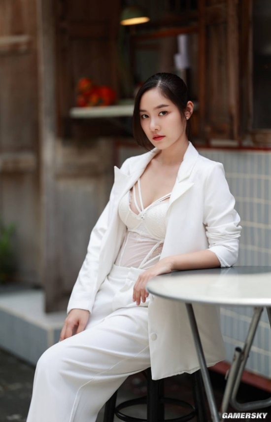 身材傲人喜欢撸猫 黑长直模特大姐姐在泰国教中文