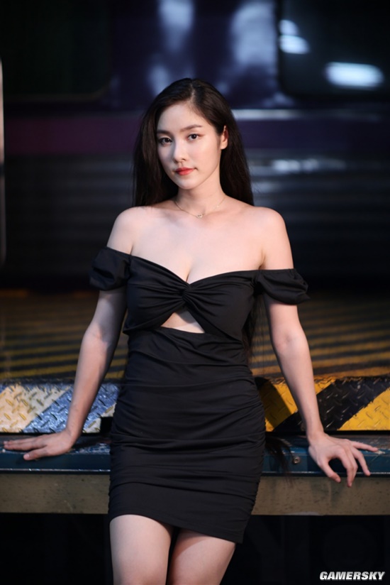 身材傲人喜欢撸猫 黑长直模特大姐姐在泰国教中文