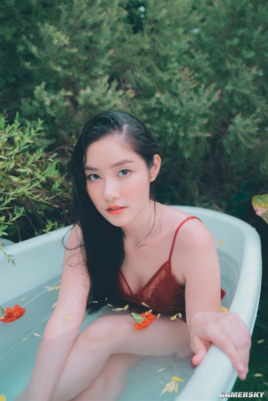 身材傲人喜欢撸猫 黑长直模特大姐姐在泰国教中文