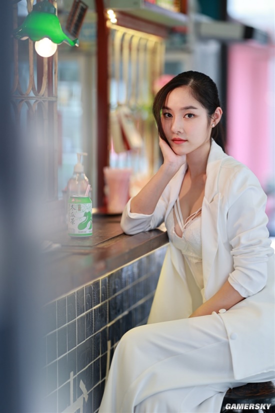 身材傲人喜欢撸猫 黑长直模特大姐姐在泰国教中文