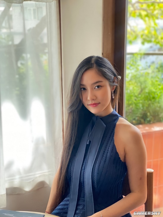 身材傲人喜欢撸猫 黑长直模特大姐姐在泰国教中文