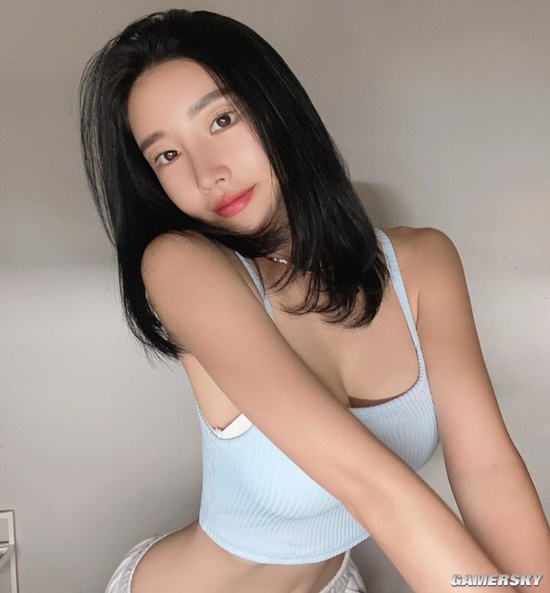 吊带背心下的好身材 颜值精致的韩国网红正妹