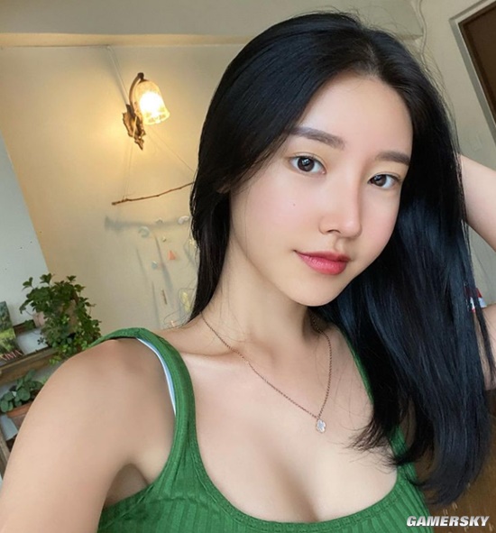 吊带背心下的好身材 颜值精致的韩国网红正妹