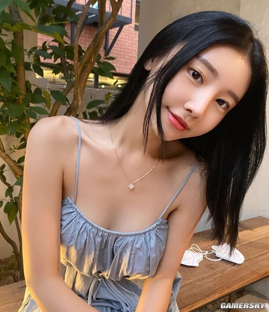 吊带背心下的好身材 颜值精致的韩国网红正妹