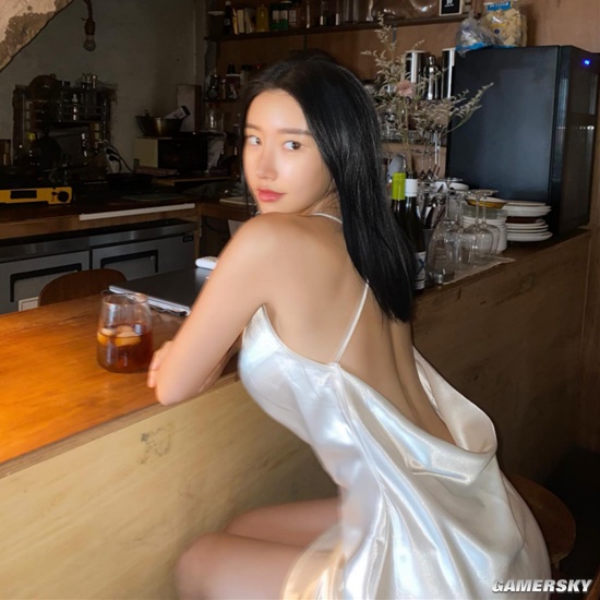 吊带背心下的好身材 颜值精致的韩国网红正妹