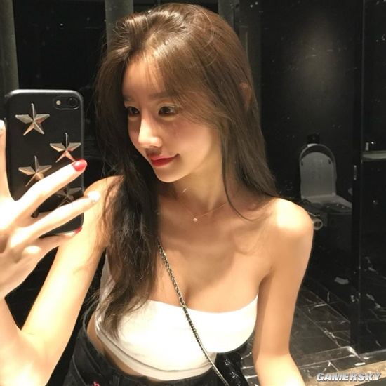 吊带背心下的好身材 颜值精致的韩国网红正妹