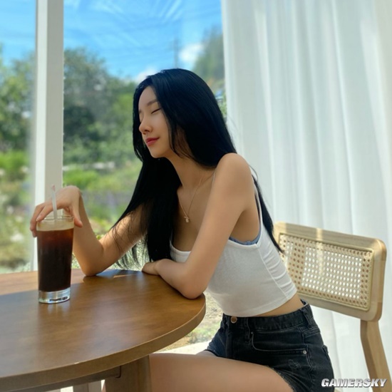 吊带背心下的好身材 颜值精致的韩国网红正妹