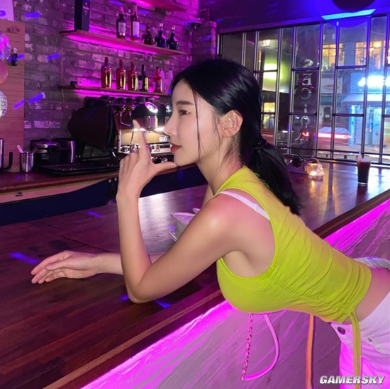 吊带背心下的好身材 颜值精致的韩国网红正妹