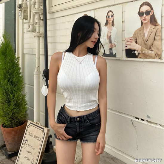 吊带背心下的好身材 颜值精致的韩国网红正妹