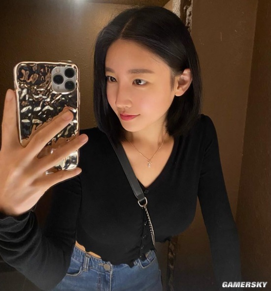 吊带背心下的好身材 颜值精致的韩国网红正妹