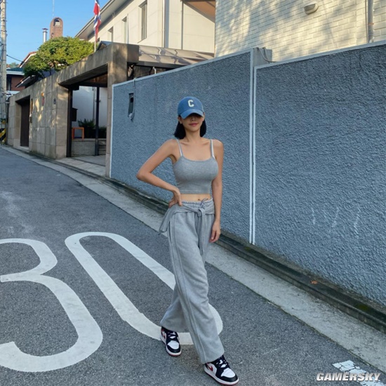 吊带背心下的好身材 颜值精致的韩国网红正妹