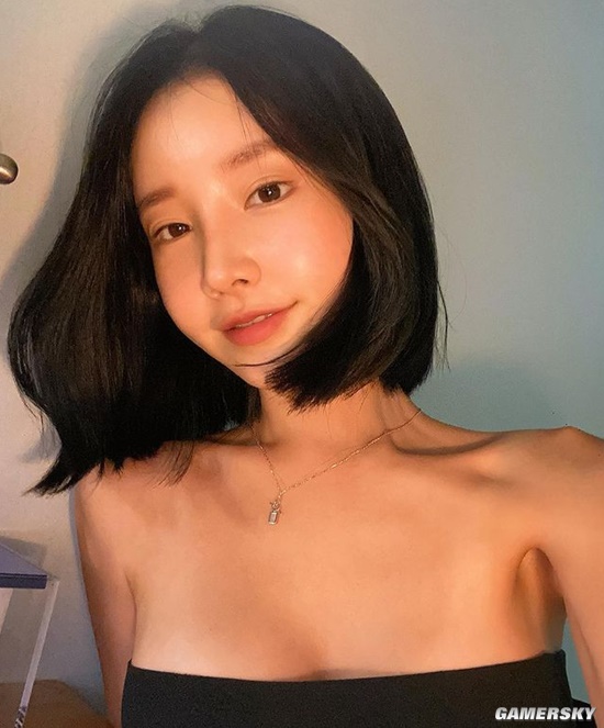 吊带背心下的好身材 颜值精致的韩国网红正妹