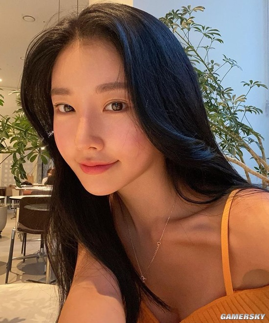 吊带背心下的好身材 颜值精致的韩国网红正妹