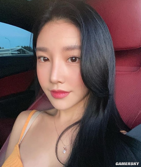 吊带背心下的好身材 颜值精致的韩国网红正妹