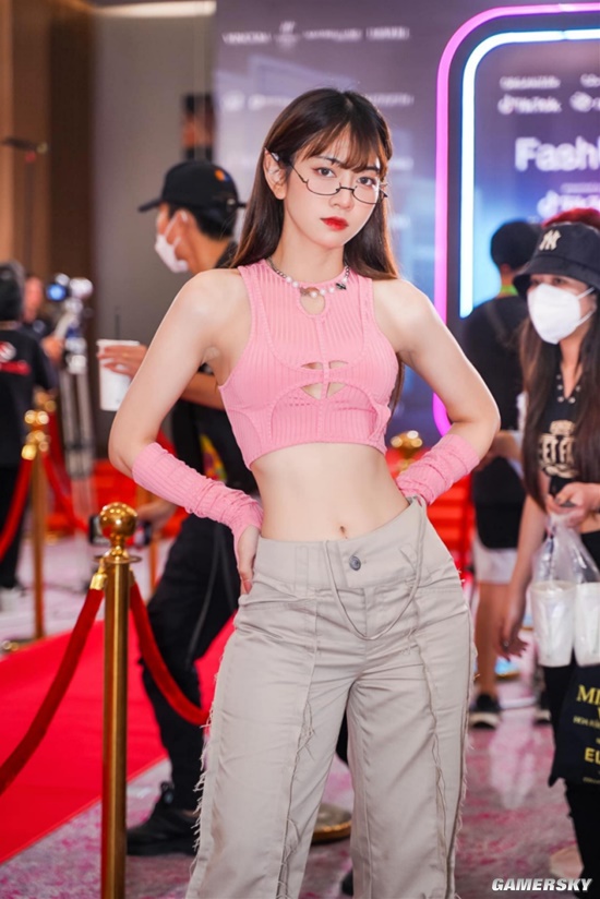 身材火辣的冷艳御姐 越南健身美女腰臀比迷人