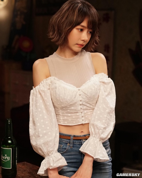 可爱脸蛋和魔鬼身材 大马女神林明祯大秀纤腰