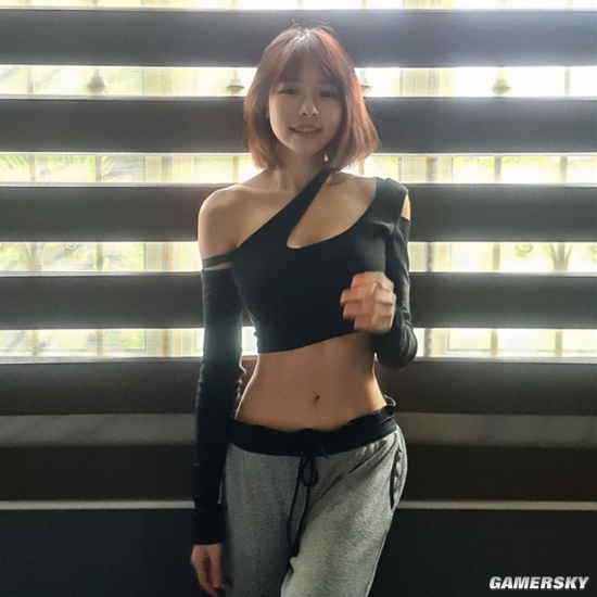 可爱脸蛋和魔鬼身材 大马女神林明祯大秀纤腰