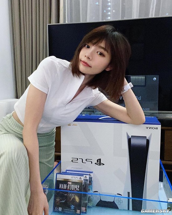 可爱脸蛋和魔鬼身材 大马女神林明祯大秀纤腰