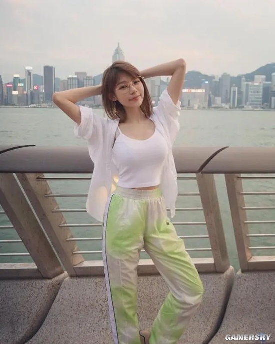 可爱脸蛋和魔鬼身材 大马女神林明祯大秀纤腰