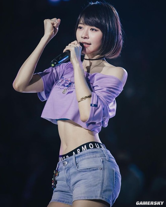 可爱脸蛋和魔鬼身材 大马女神林明祯大秀纤腰