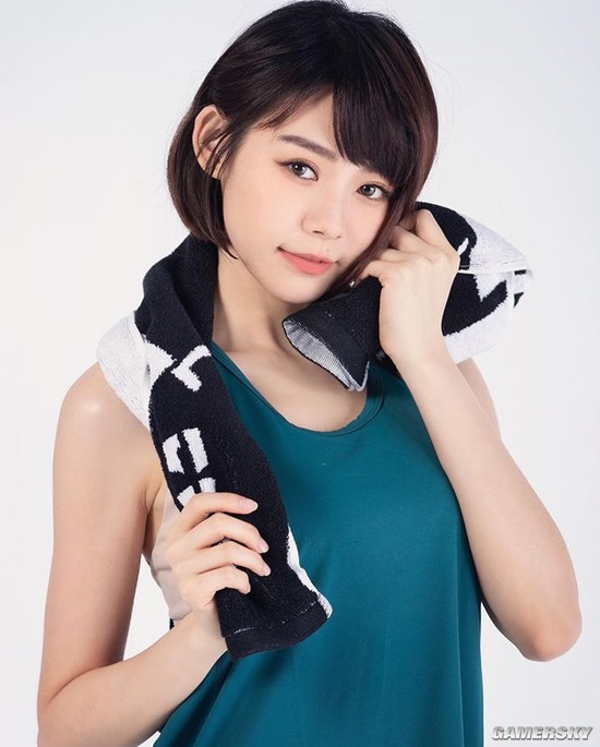 可爱脸蛋和魔鬼身材 大马女神林明祯大秀纤腰