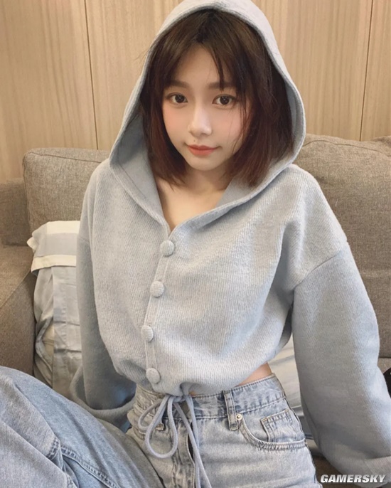 可爱脸蛋和魔鬼身材 大马女神林明祯大秀纤腰