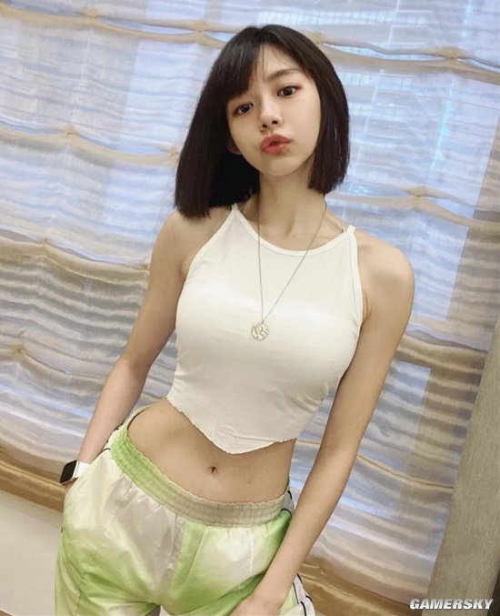 可爱脸蛋和魔鬼身材 大马女神林明祯大秀纤腰