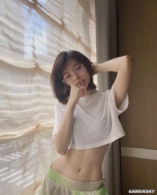 可爱脸蛋和魔鬼身材 大马女神林明祯大秀纤腰