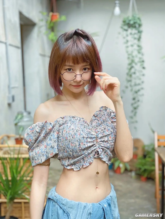 可爱脸蛋和魔鬼身材 大马女神林明祯大秀纤腰