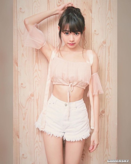 可爱脸蛋和魔鬼身材 大马女神林明祯大秀纤腰