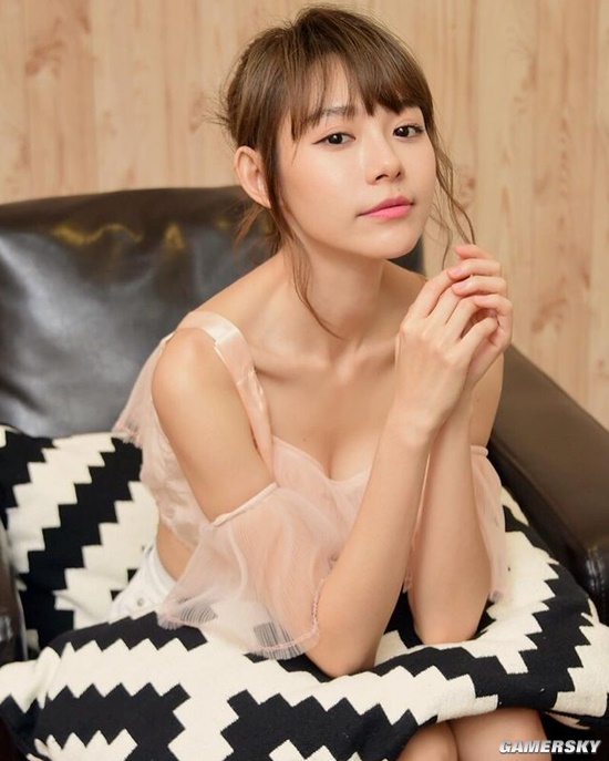 可爱脸蛋和魔鬼身材 大马女神林明祯大秀纤腰