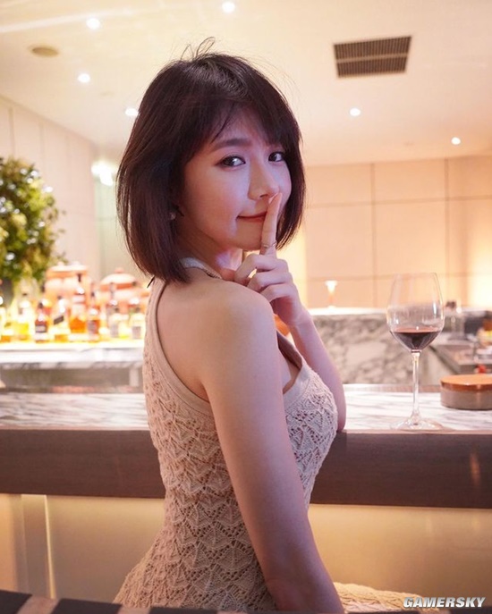 可爱脸蛋和魔鬼身材 大马女神林明祯大秀纤腰