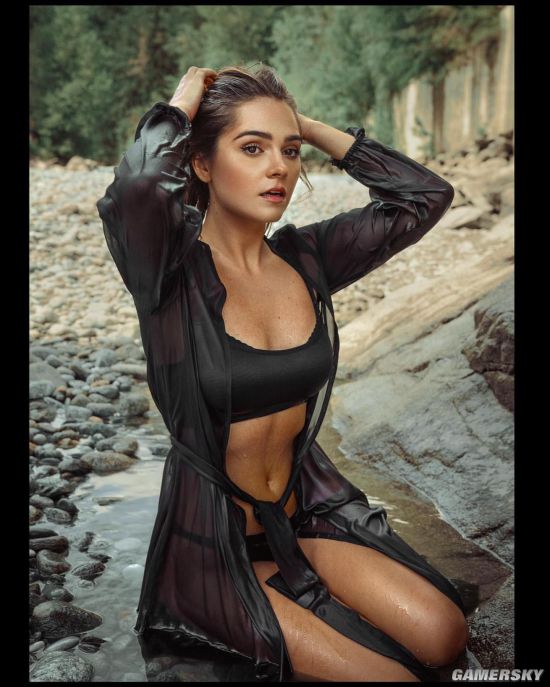 颜值与肉感兼顾 小麦色德系正妹写真美照