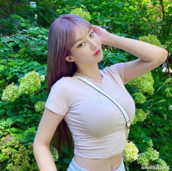 颜值妩媚的E级美人 韩国辣模转行开内衣店当老板娘