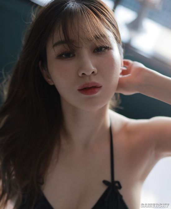 颜值妩媚的E级美人 韩国辣模转行开内衣店当老板娘