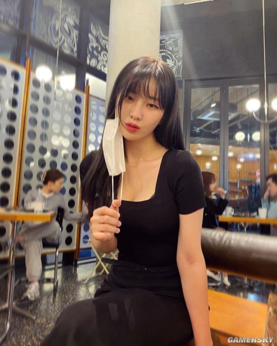 颜值妩媚的E级美人 韩国辣模转行开内衣店当老板娘