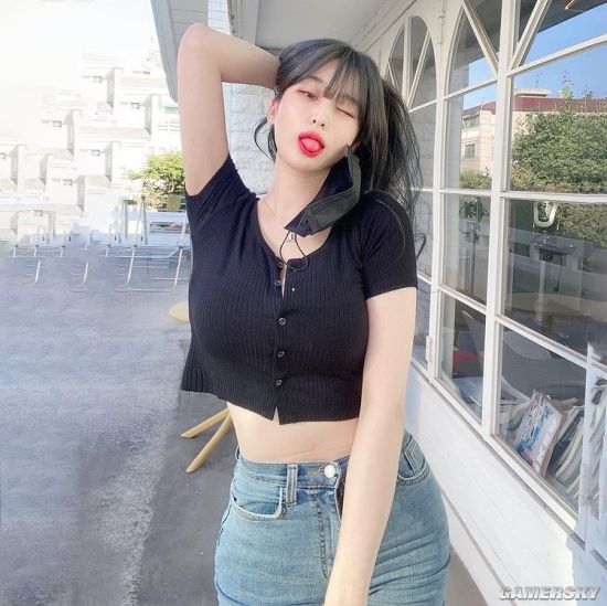 颜值妩媚的E级美人 韩国辣模转行开内衣店当老板娘