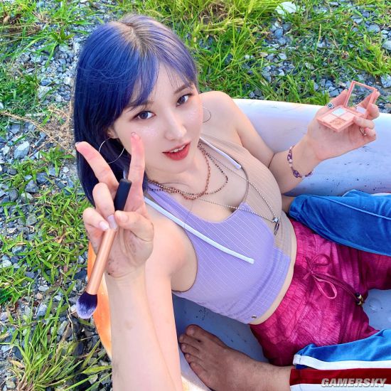 颜值妩媚的E级美人 韩国辣模转行开内衣店当老板娘