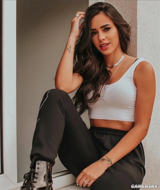 世界杯“大嫂团” 内马尔的巴西模特女友热情火辣