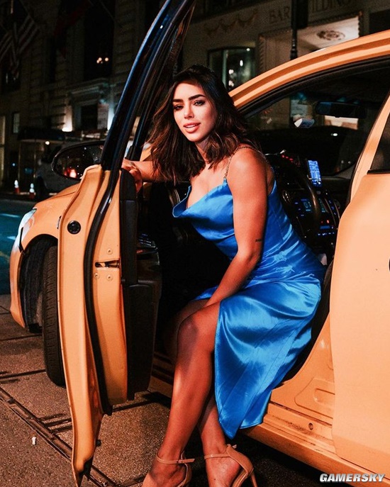 世界杯“大嫂团” 内马尔的巴西模特女友热情火辣