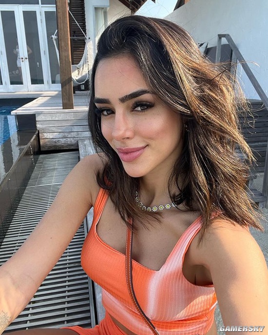 世界杯“大嫂团” 内马尔的巴西模特女友热情火辣