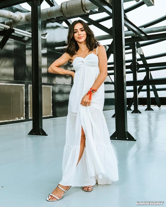 世界杯“大嫂团” 内马尔的巴西模特女友热情火辣