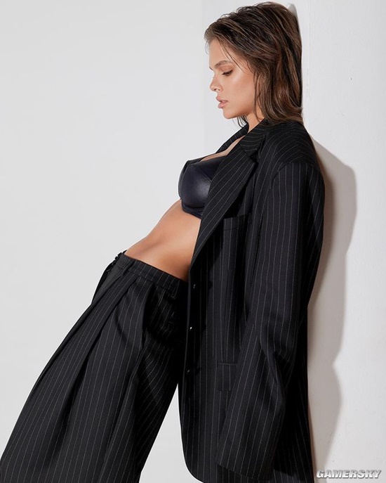 极致比例的身体 俄罗斯“亡命女神”身材惹火