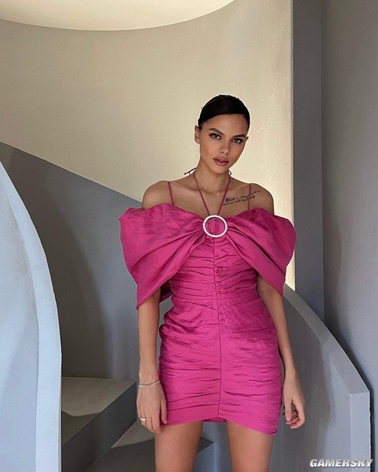 极致比例的身体 俄罗斯“亡命女神”身材惹火