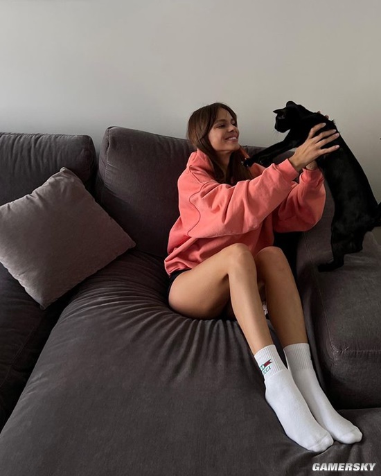 极致比例的身体 俄罗斯“亡命女神”身材惹火