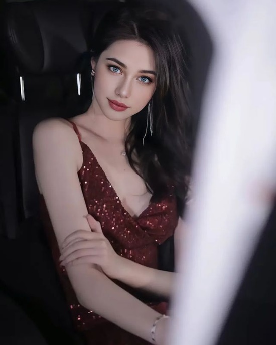 绝顶的颜值和身材 俄罗斯网红模特美貌突破次元壁