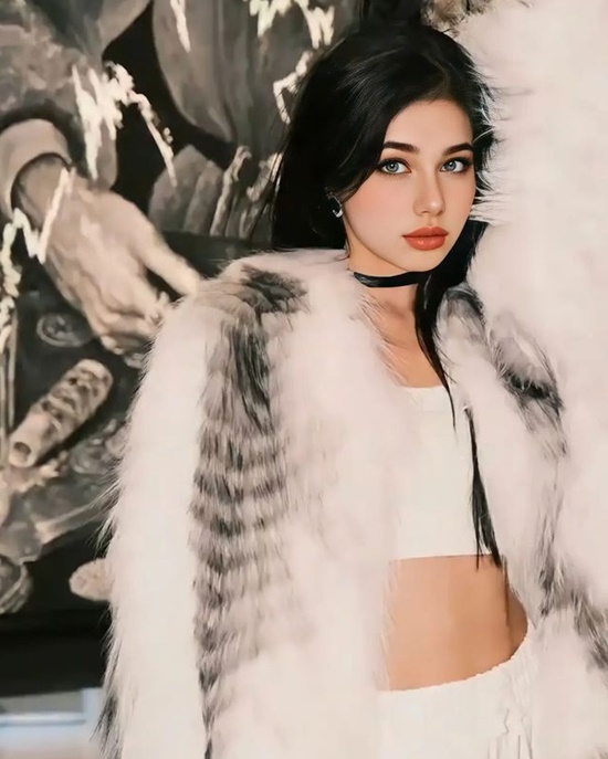 绝顶的颜值和身材 俄罗斯网红模特美貌突破次元壁