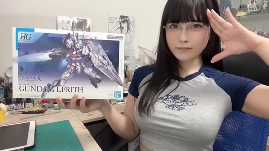 日本写真女星东云海拼《水星魔女》魔灵高达 还自制了涂装